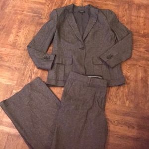 Like New Ann Taylor Houndstooth Pant Suit  E30